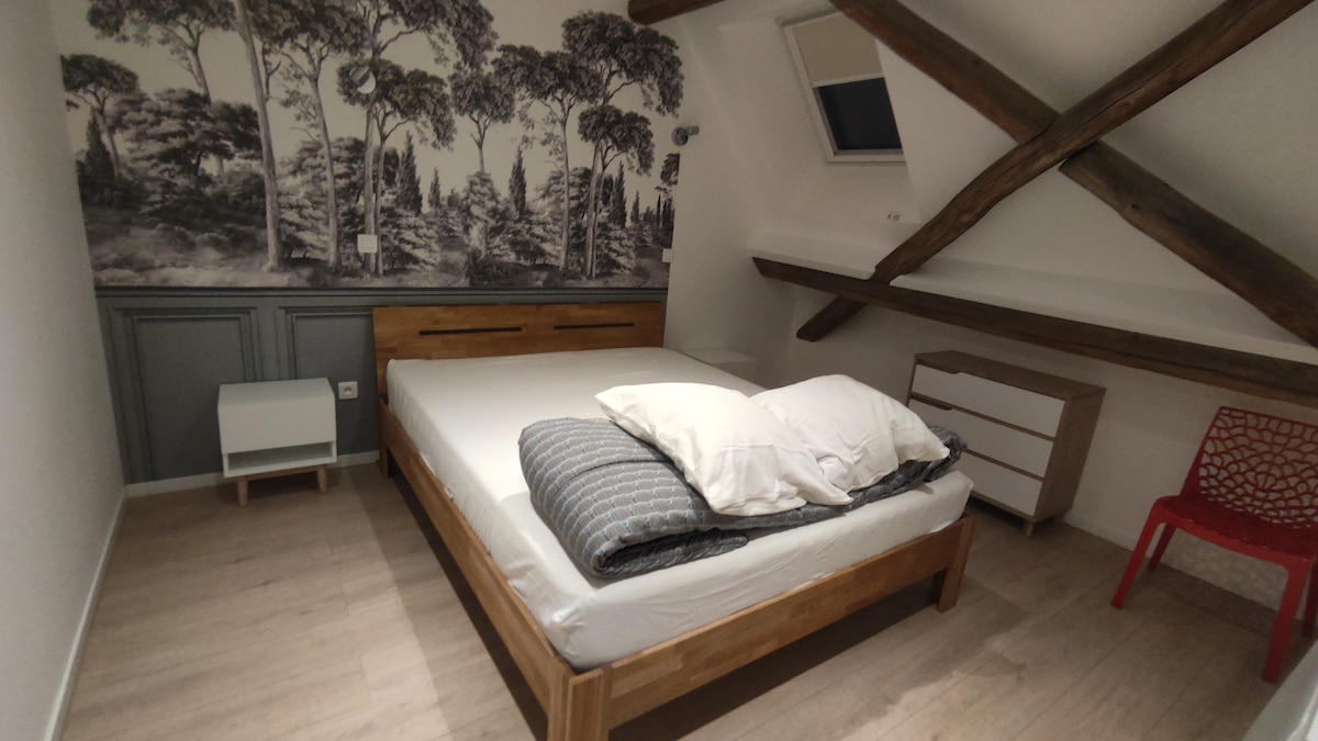 chambre climatisée
lit 160 x 200 cm
couette 220x240 cm
2 oreillers
linge de lit disponible à la location selon tarifs indiqués dans l'annonce