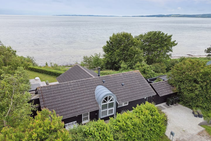Lovely summer house with a view and outdoor spa.