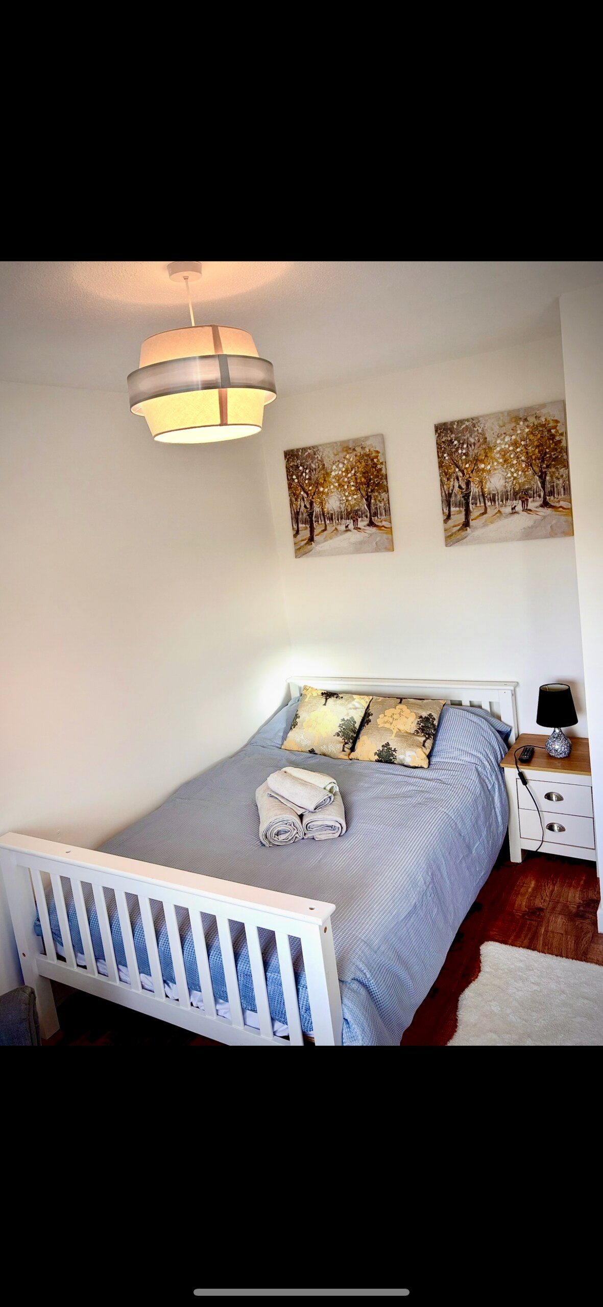 Zweites Schlafzimmer mit kleinem Doppelbett und Reisebett. 