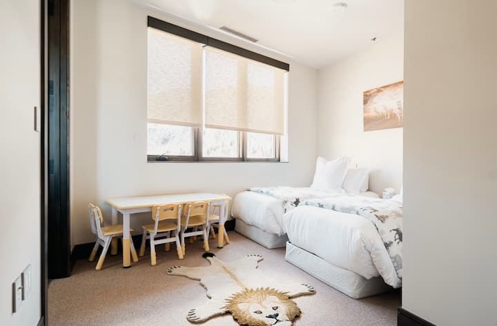 Objavte všestrannú eleganciu v tejto premyslene navrhnutej izbe, kde dve luxusné postele uspokojujú náročných dospelých aj mladších hostí a ponúkajú luxusné útočisko, ktoré prekračuje vekové hranice napriek svojim intímnym rozmerom.