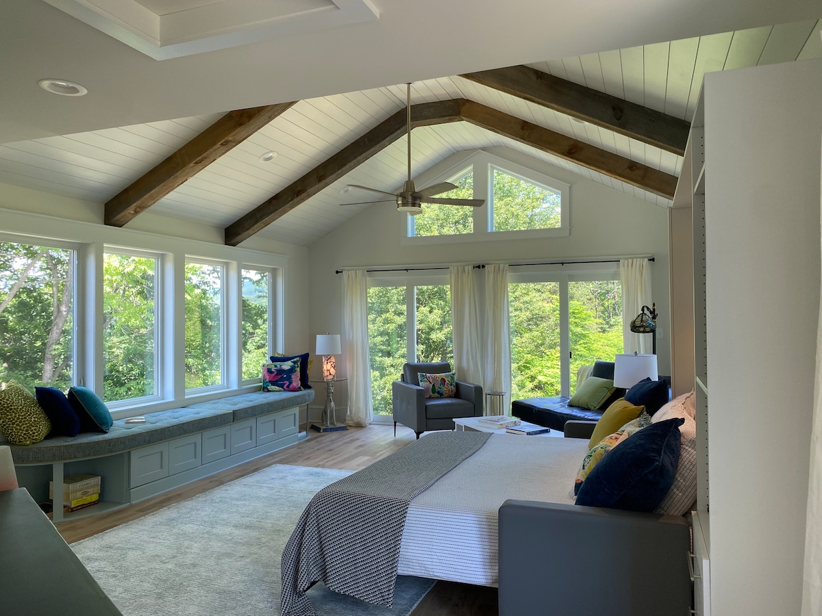 ينخفض سرير ميرفي بحجم كبير فوق الأريكة. مرتبة من نوع مؤقت.

استيقظ على شروق الشمس والطيور في   كل مكان! 