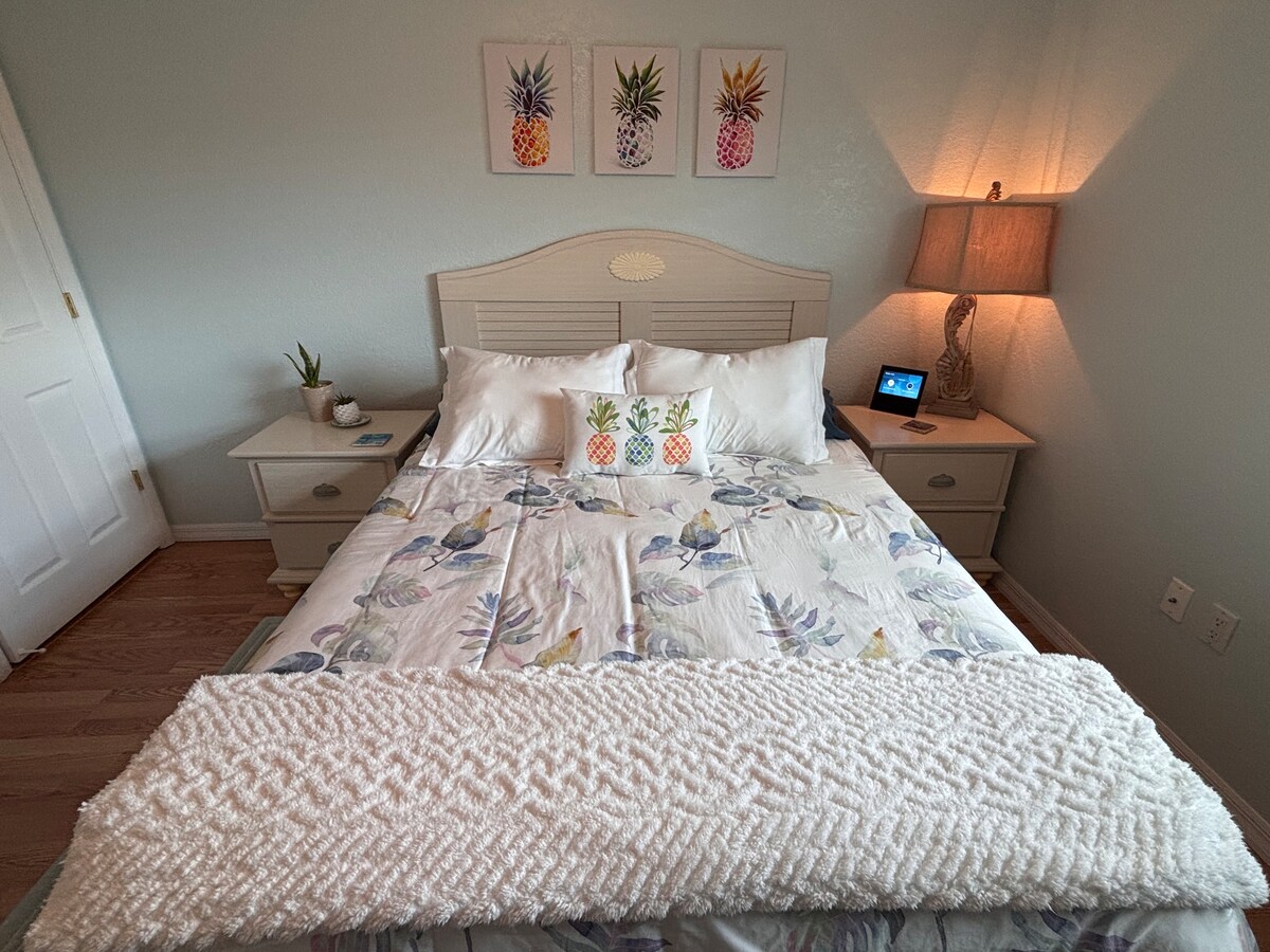 غرفة الأناناس هي غرفة نوم واسعة جيدة التهوية مع مرتبة مبردة بحجم كوين 12 بوصة من الإسفنج المرن. خزانة، خزانة ملابس، طاولتان بجانب السرير، مرآة كبيرة، وخطافات حائط لتعليق المناشف.