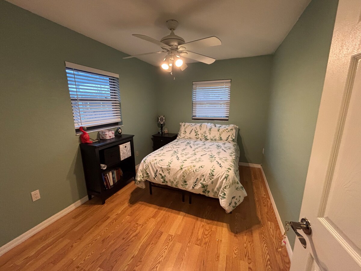 توفر غرفة الفلامنغو سريرًا مزدوجًا مريحًا ورفوف كتب ومرآة كبيرة وخزانة وخزانة ملابس