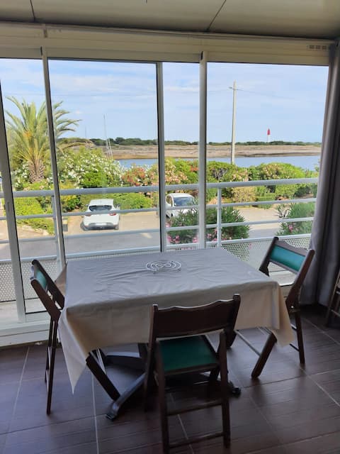 Top Airbnb: "Little gem" Waterfront studio with sea view à Martigues