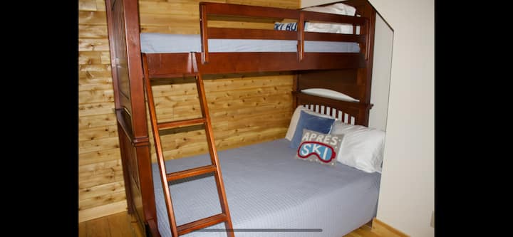 Donji krevet na kat je pune veličine