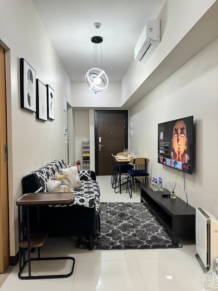 مع سرير أريكة مريح بثلاثة مقاعد وتلفزيون ذكي 55بوصة ومنقي هواء.