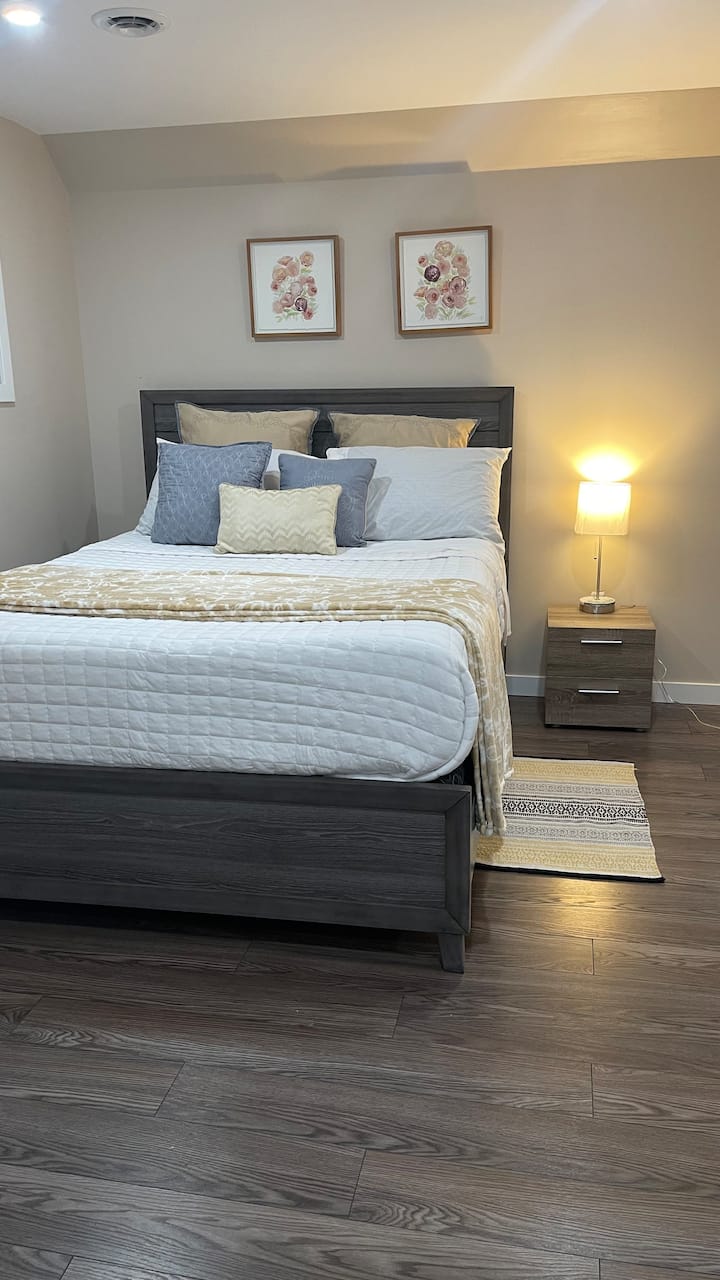 Una cómoda cama tamaño queen