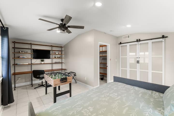 Letto matrimoniale con portavaligie. La biancheria da letto include un materasso in memory foam e lenzuola bianche in 100% cotone.  Gameroom ha un tavolo da gioco 10 in 1 e include giochi popolari come biliardino, hockey, piscina, ecc.  Altri giochi da tavolo in una scrivania integrata. Serrature delle porte. 