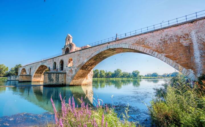 Avignon, le Pont d’Avignon (Pont Saint Bénézet) à 30 minutes.