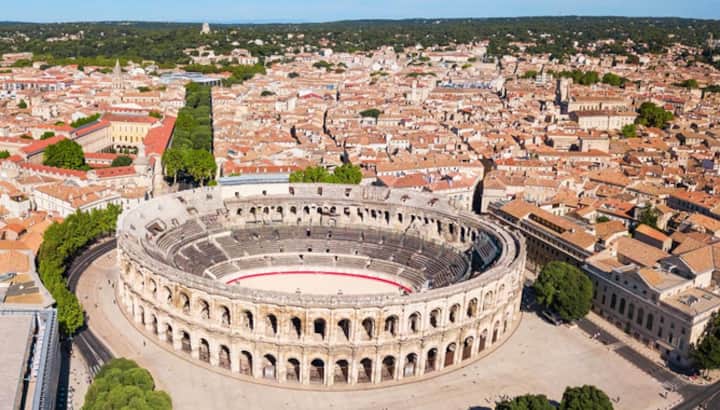 Nimes, ses arènes et sa maison carrée à 1h.