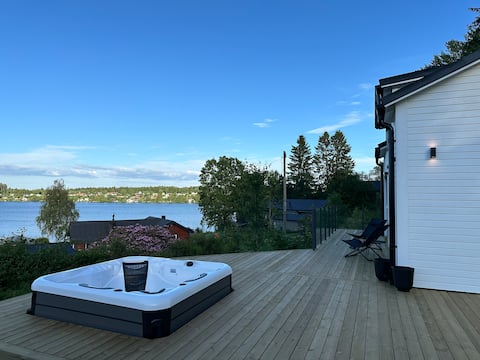 Lake Views, Tranquil Surroundings & Jacuzzi