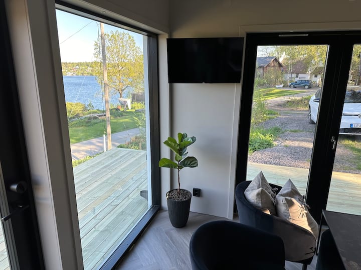 Lake Views, Tranquil Surroundings & Jacuzzi - Skövde