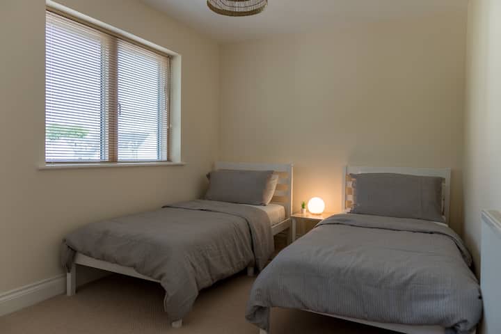 Dve jednolôžka, komoda 