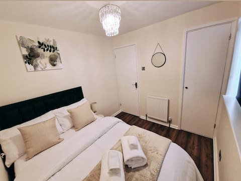 Fabolous 2 bedroom Home Northampton - Free parking
