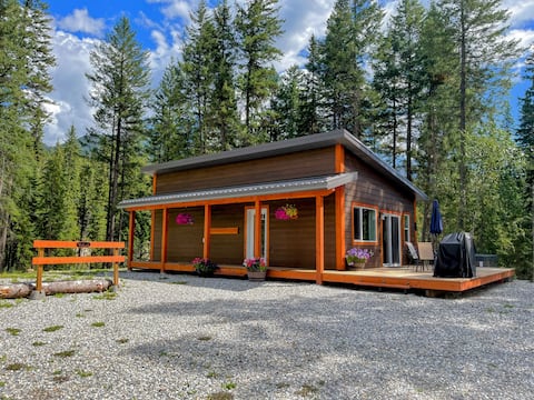 Popular Airbnb listing: The Whisky Jack Cabin - with private hot tub in Columbia Shuswap A