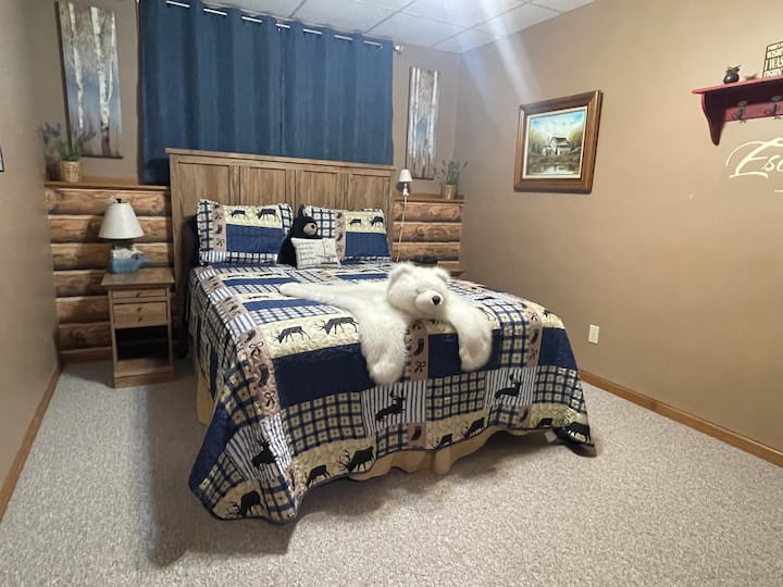 חדר שינה שני בקומה התחתונה. מיטת קווין סייז, שידה וארון. 