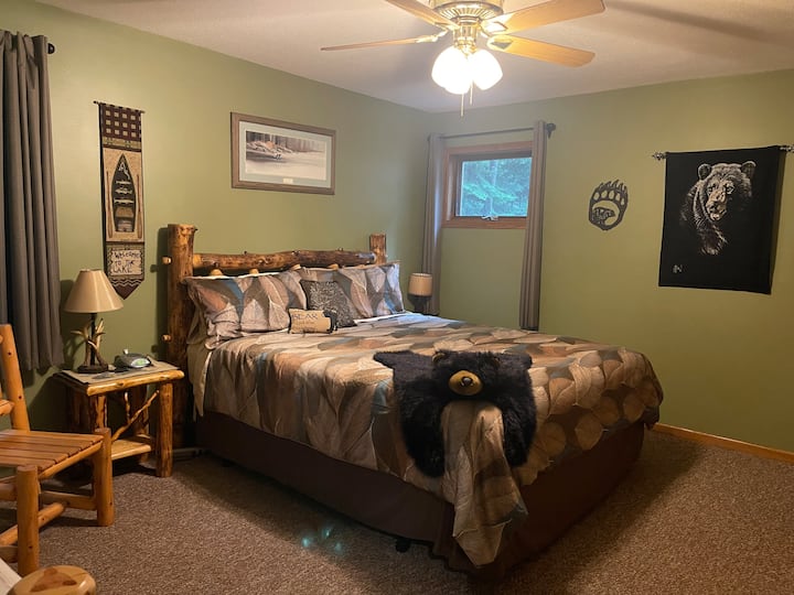 חדר השינה הראשי בקומה הראשית. מיטת קינג סייז עם שתי מיטות מתקפלות. חדר ארונות גדול ושידה. 