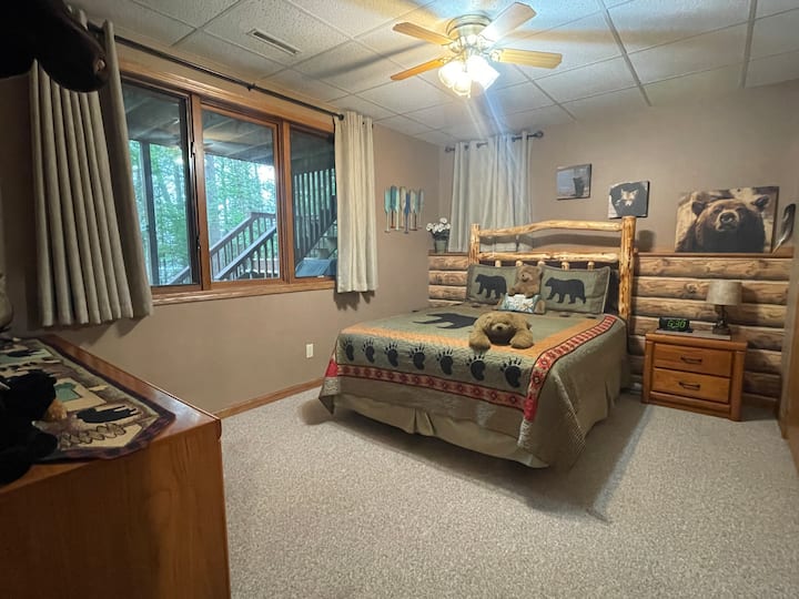 חדר שינה שלישי בקומה התחתונה. מיטת קווין סייז, שידה וארון. 