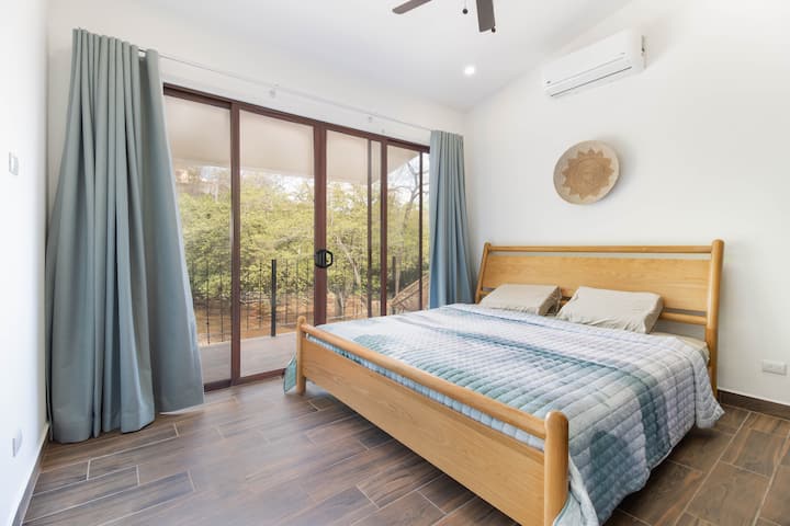 Uitzicht op het kingsize bed met het eigen balkon boven.