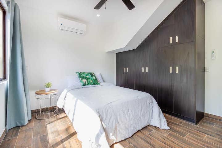 Deze slaapkamer heeft een queensize bed, met veel kastruimte, en bevindt zich op de begane grond net buiten de eethoek.