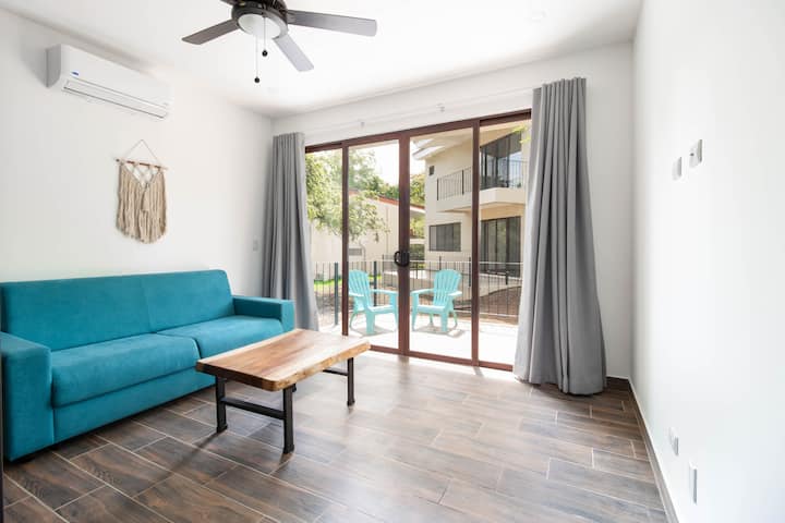 Deze slaapkamer heeft een volledige bank die fungeert als slaapbank voor twee personen.  Het leidt naar de patio aan de achterkant.