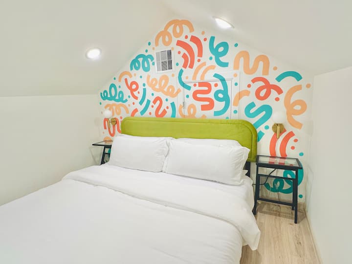 Táto manželská posteľ je prístupná cez točité schodisko, preto postupujte obozretne pri stúpaní.