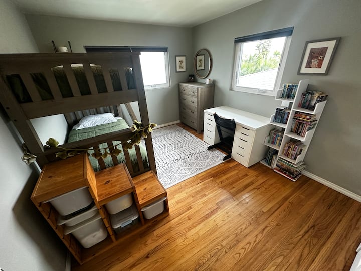 Kitanda cha ghorofa kina sehemu ya chini kwa ajili ya sehemu ya kulala ya ziada. Machaguo mazuri ya vitabu vya kusoma kwa ajili ya watoto, pamoja na baadhi ya vifaa vya sanaa kwenye dawati na midoli kwenye mapipa ya kuhifadhi. 