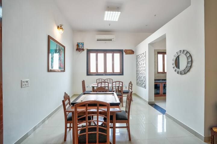 Dining area image 6