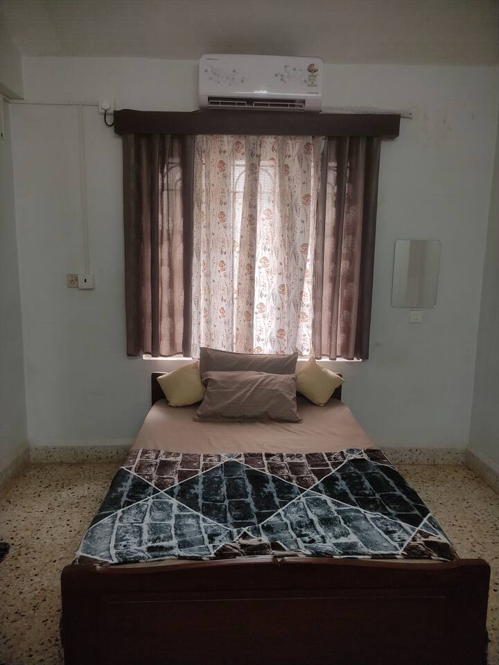 Bedroom 1 image 3
