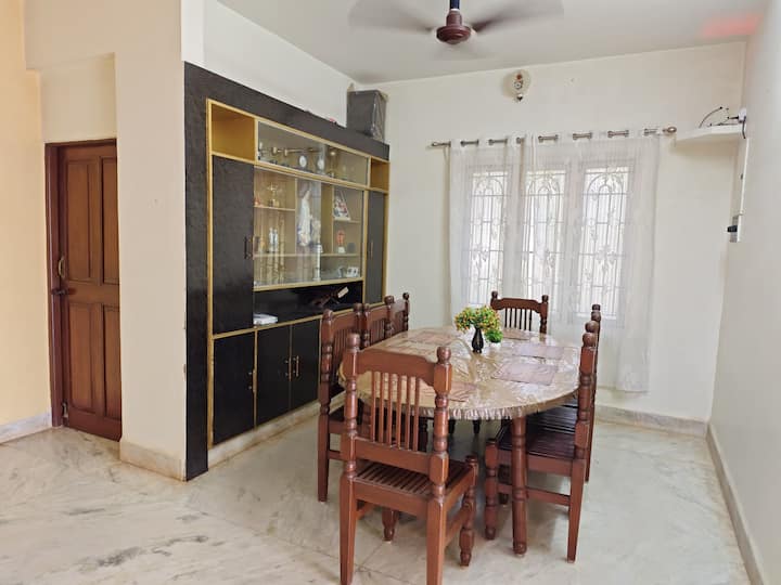 Dining area image 1
