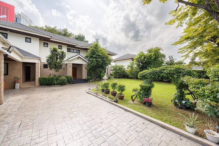 Bangkok manor one，Sukhumvit 5卧5卫超大庭院泳池别墅 订满三天以上送接机 gallery image 3