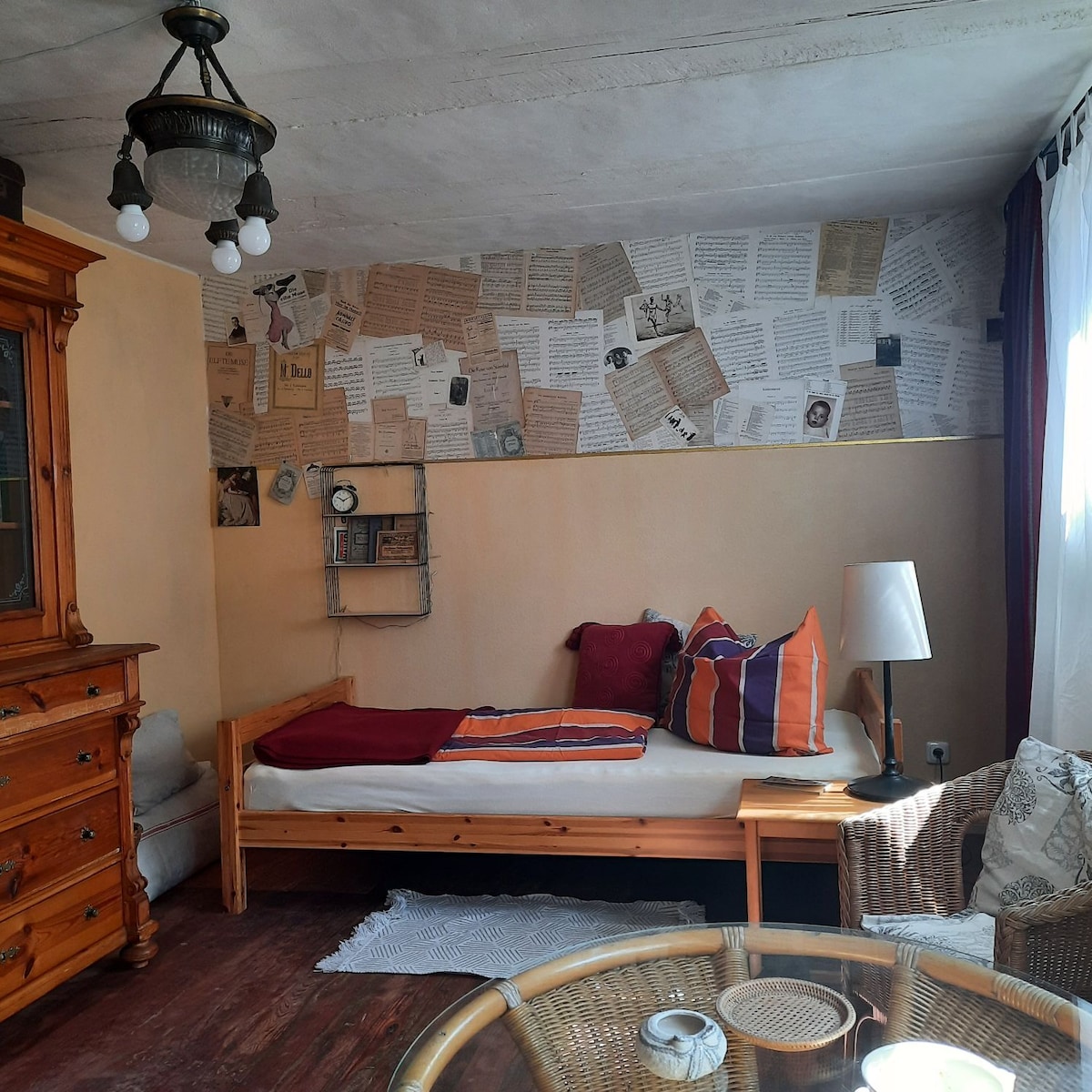 Вашиот кревет во музичката соба 