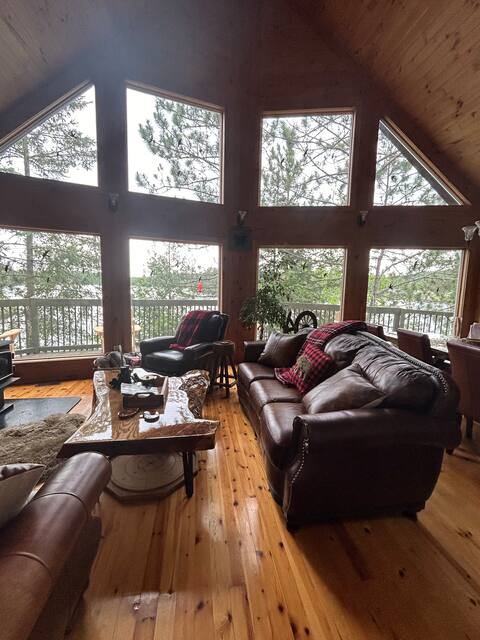 Granite Lake Chalet- waterfront Temagami Hot Tub