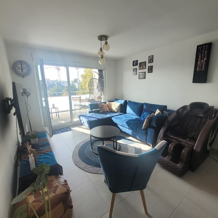 дневна соба со кауч на спуштање и електричен потпирач 