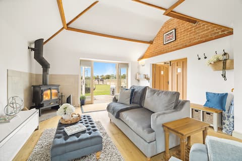 Top Airbnb: Charming rural barn log burner, dog friendly walks in Bassetlaw