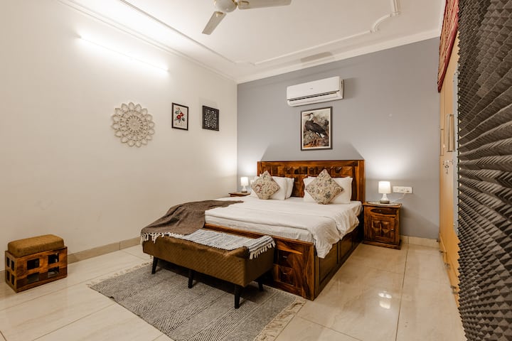 Albatross: Spacious Room W/ Kingbed, 55 Tv | Saket - Delhi