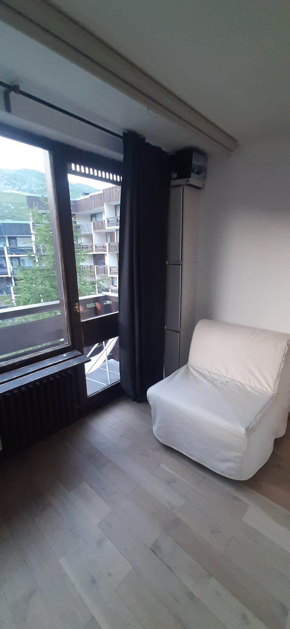 1 - местен разтегателен диван.
Наличен ви е прибиращ се екран на проектора.