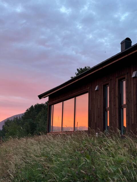 Cabin at the end of Skardsøya towards the sea