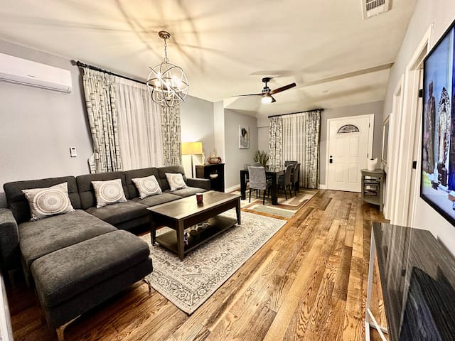 Walk to USC, Coliseum & BMO | 3BR + Parking