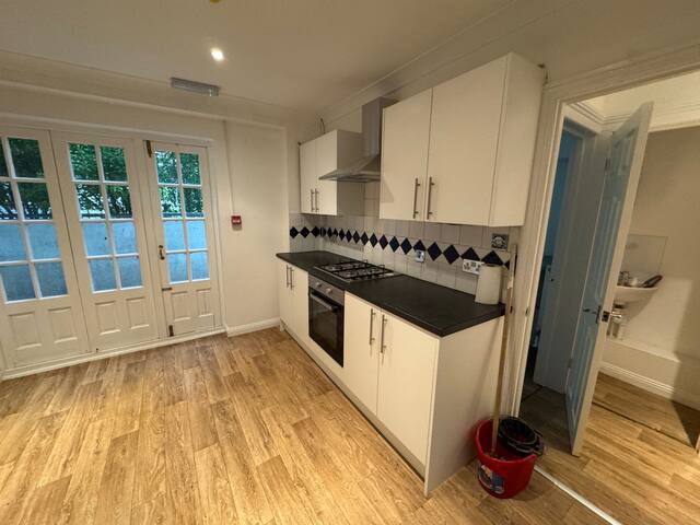 15 mins tube to Central London gallery image 2