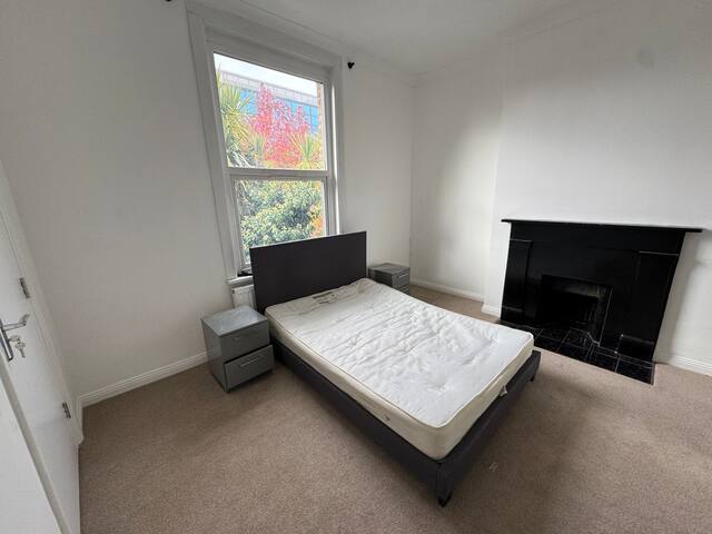 15 mins tube to Central London gallery image 5