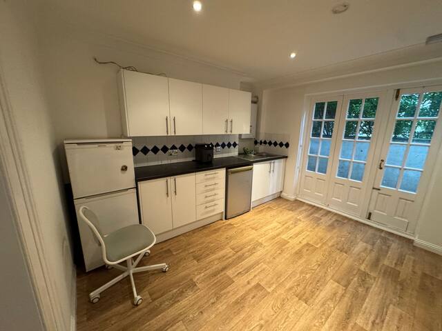 15 mins tube to Central London gallery image 4