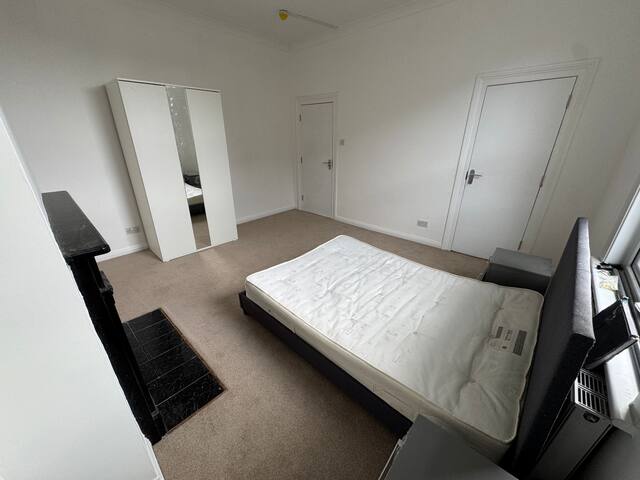 15 mins tube to Central London gallery image 3