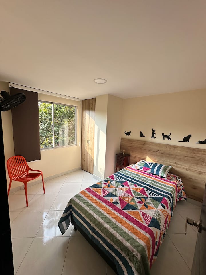 Dhomë e rehatshme me një krevat tek 