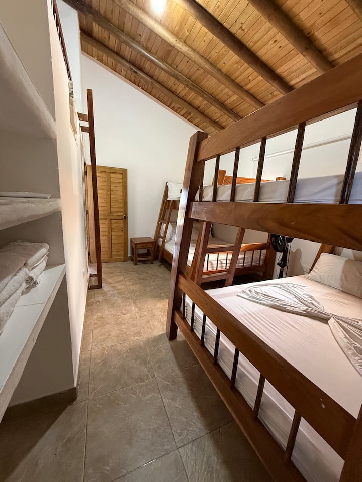 غرفة رقم2
أكواخ بسرير مزدوج
1 طابق الميزانين بسرير واحد