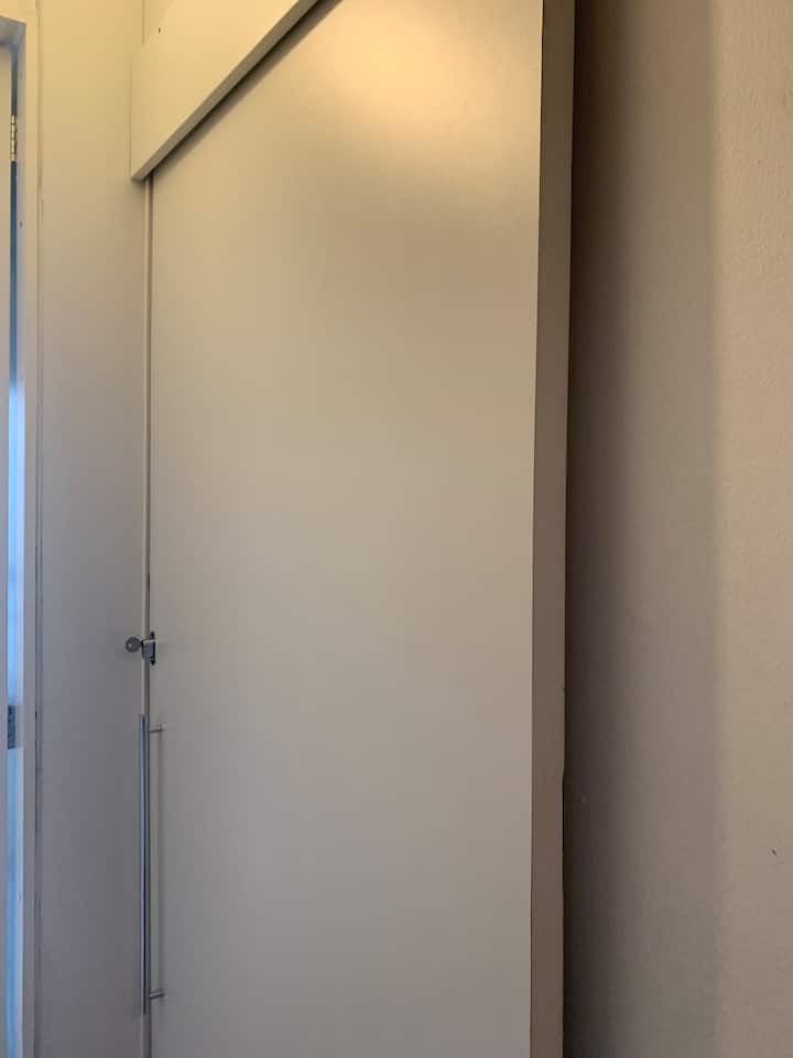 بوابة منزلقة (لا تحتوي الغرفة على نافذة، فقط تهوية كوموغو)