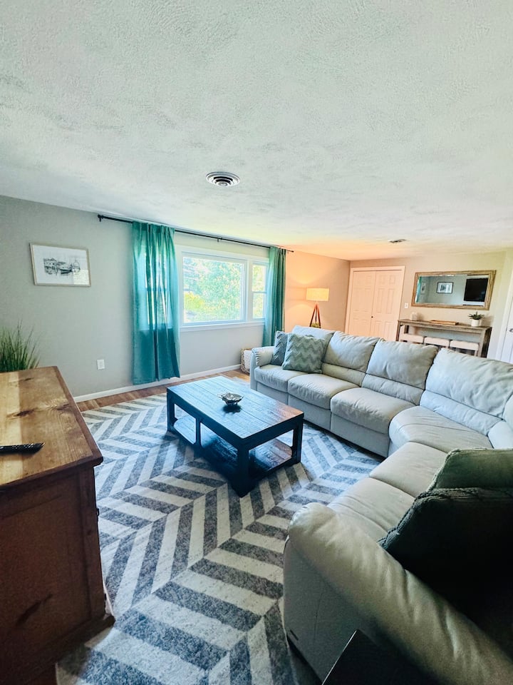 New Waltham Top Floor Spotless 3 Bed Condo - Weston, MA