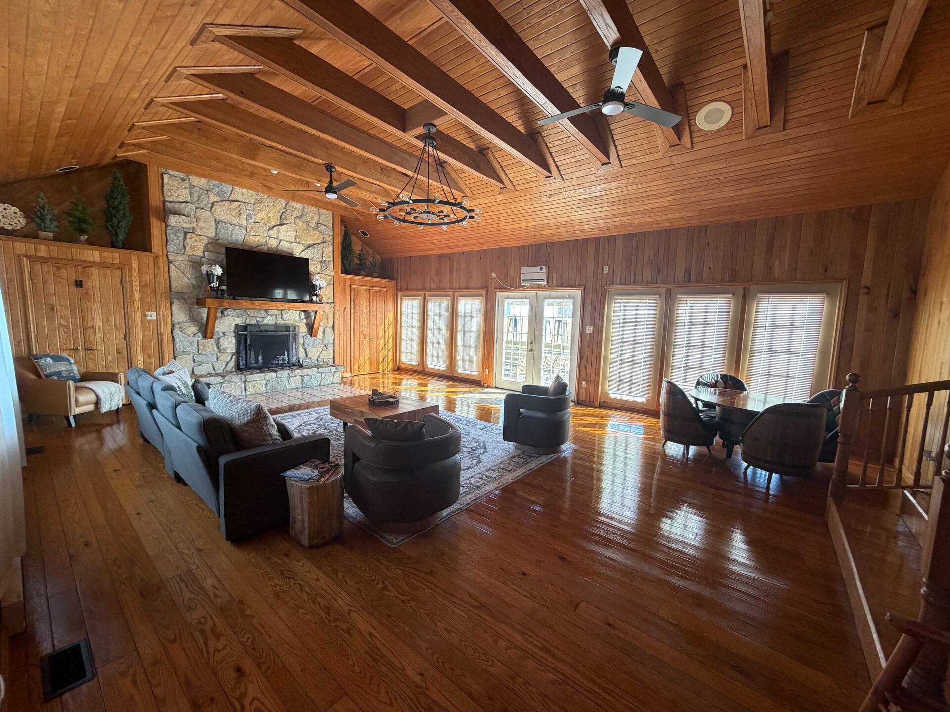 The Pioneer’s Cabin | Hot Tub & Pool Table