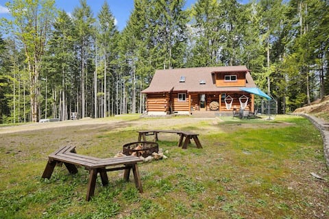 10-Acre Mountain Cabin – Hot Tub • Sauna • Dogs OK