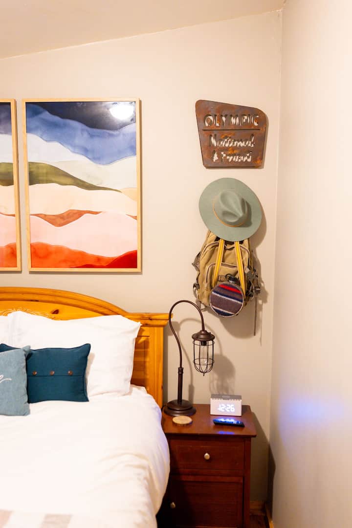 ห้องเอลลิโนรยังมีม่านบังแดด นาฬิกาปลุกพร้อมการชาร์จแบบไร้สาย พัดลมหมุน และที่เก็บเสื้อผ้ามากมาย